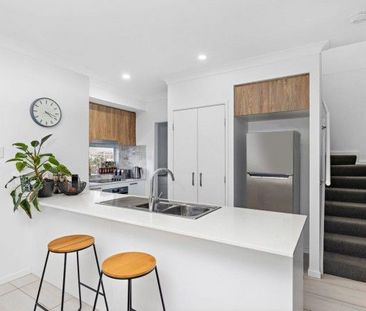 Modern Comfort & Lifestyle - 5 Years Young Townhouse in Prime Thorn... - Photo 4