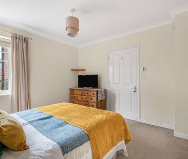 Heathlands Close, Sunbury-on-Thames, Surrey, TW16 6QD - Photo 2