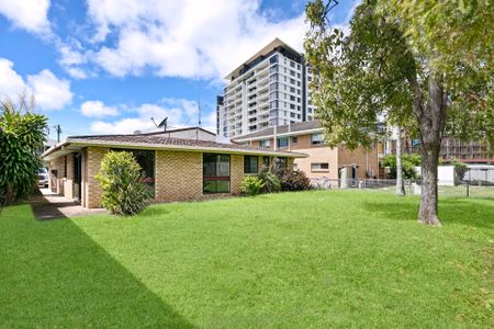 Spacious Home in Prime Maroochydore Location - Available Now - Photo 2