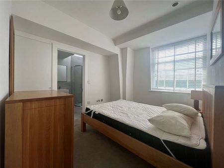 A two bedroom furnished apartment to rent on the third floor with lift access - Photo 4