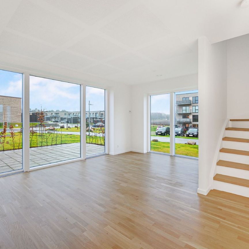 Skønt 5-værelses rækkehus på Marshalls Allé - Photo 1