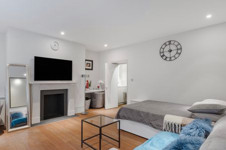 Bright and Spacious Four-Bedroom Home with Roof Terrace - Photo 4