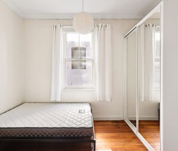 Oversized 1-bed Art Deco residence - Photo 2