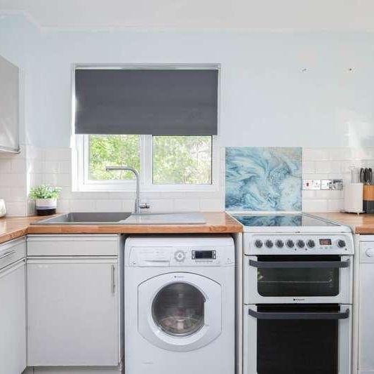 Kingslea, Horsham, RH13 - Photo 1