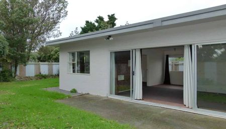 Two Bedroom in Waikanae Beach - Photo 3