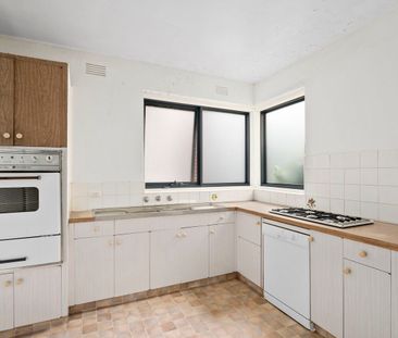 Spacious Three-Bedroom Apartment in Prime South Yarra Location - Photo 2