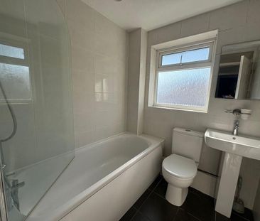 2 bedroom end of terrace house to rent - Photo 3