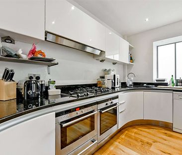 Situated in the heart of Clifton Village a charming townhouse with south facing courtyard garden and garage. - Photo 4