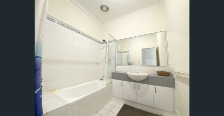 Large 3 level Townhouse! - Photo 5