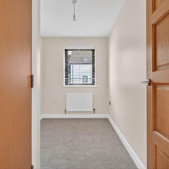 37 Drumadoon Square, Dundonald, Belfast, BT16 2QN - Photo 1