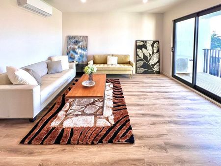 Stylish 3BR New Lynn Haven w/ Balcony! - Photo 3