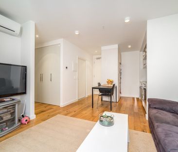 Style Meets Convenience: Two Bed Near Swinburne - Photo 3