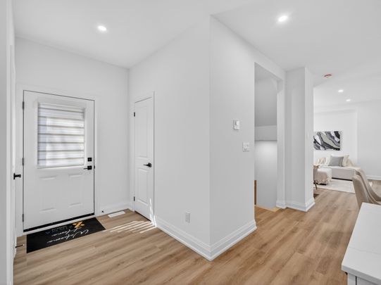For Lease - 1 Dunsmore Gardens Unit# R - GARDEN, Toronto, Ontario - Photo 1