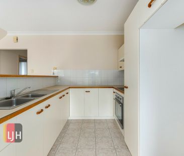 2 BEDROOM TOWNHOUSE WITH COURTYARD MAINTENANCE INCLUDED! - Photo 4