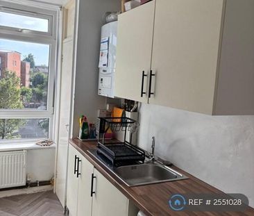 1 bedroom in a flat share to rent - Photo 5