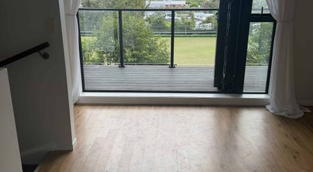 Stylish Townhouse in Highbury - Photo 3