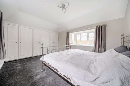 A charming family home in the picturesque setting of Westerham. - Photo 2