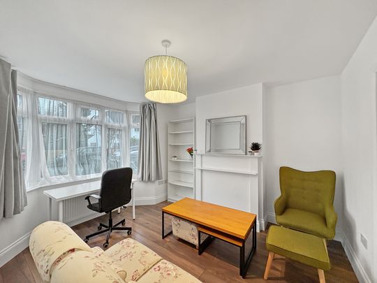 This fully furnished studio room is available in a three-person professional house share, located just off Cherry Hinton Road. The property offers excellent access to Addenbrooke’s Hospital, Cambridge Train Station, and the city centre, making it ideal for working professionals. - Photo 1