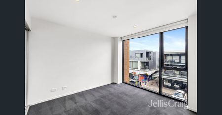 Bright 2 Bedroom & 2 Bathroom Apartment - Photo 2