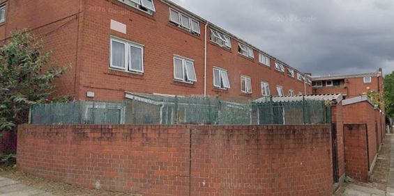 4 Bed Semi-Detached House, Hooks Close, SE15 - Photo 3