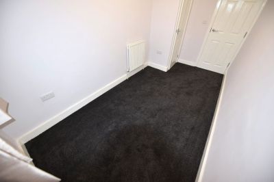 4 bedroom House in Highthorne View, Leeds - Photo 1
