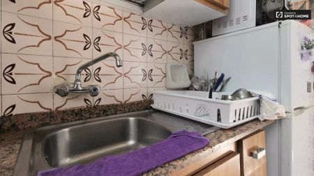 Cozy room for rent in 3-bedroom apartment in Poble-Sec - Photo 2