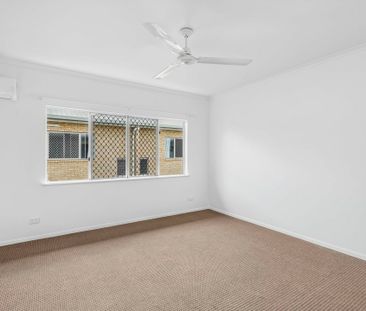 NEAT AND TIDY TOWNHOUSE - Photo 5