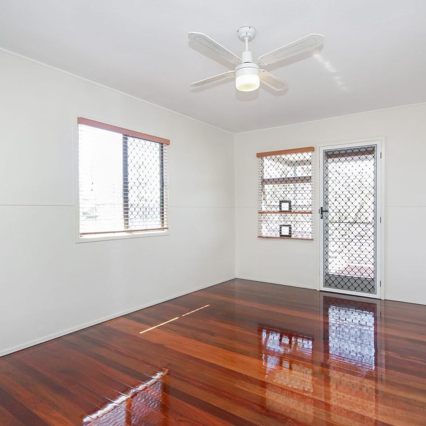 Three Bedroom Home in Clontarf with Side Access! - Photo 1