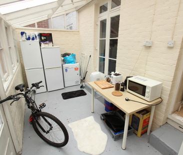 4 bedroom end of terrace house to rent - Photo 4