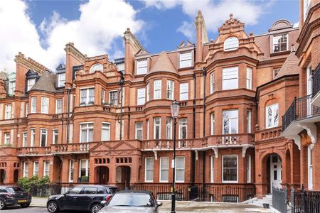 A beautifully presented apartment with direct access on to communal gardens and benefiting from bright entertaining space located on this prime residential street just set off Sloane Square. - Photo 3