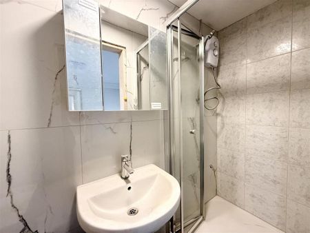 1 bedroom in a house share to rent - Photo 2