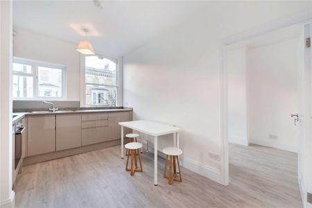 Charming first and second floor maisonette featuring two double bedrooms and an eat-in kitchen/reception room. It is conveniently located just off the Fulham Road. - Photo 2