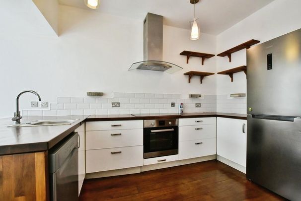 2 bedroom end of terrace house to rent - Photo 1