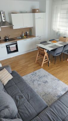 Ruhige 3-Zimmer-Wohnung ( 58,34 m²) mit Tiefgarage und überdachtem Balkon nähe Webling! - Photo 1