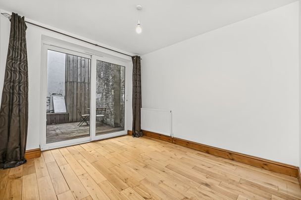 2 Bed Flat, Court Street, E1 - Photo 1