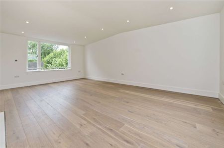 A stunning top floor apartment with wonderful light and views. A brand new two bedroom flat with wooden flooring, large windows and a balcony - Photo 4