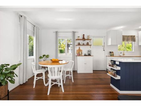 Charmingly Renovated High-Set - Photo 5