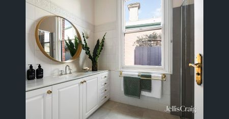 Wide-frontage residence in coveted garden setting - Photo 2