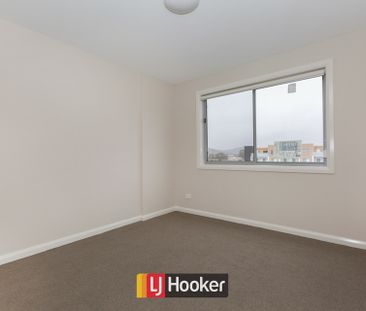 Top floor unit with 2 car spaces! - Photo 3