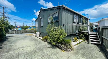 Cute Cottage Opposite the Beach - Photo 5