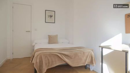 Room in a shared 18-bedroom apartment for rent in Argüelles, perfect for professionals and students - Photo 2