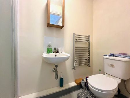 1 bedroom in a house share to rent - Photo 4