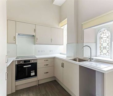 Elegant First-Floor Apartment in Historic Castle Setting. - Photo 4