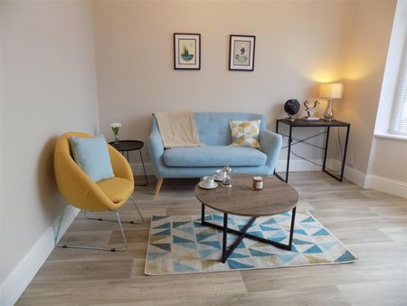 3 bedroom Flat To Let - Photo 2