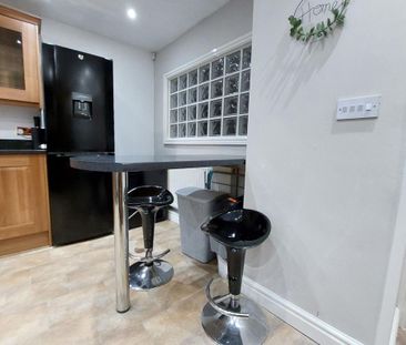 4 bedroom end of terrace house to rent - Photo 6