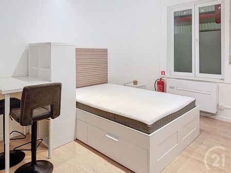 Gelijkvloerse gemeubelde studio met privé-kelder te huur! - Photo 2