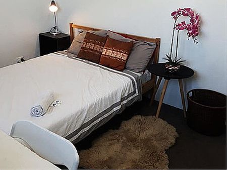 Large MASTER ROOM. Nice house. Free WIFI! Beautiful Double storey house. WALK TO ALL. - Photo 3