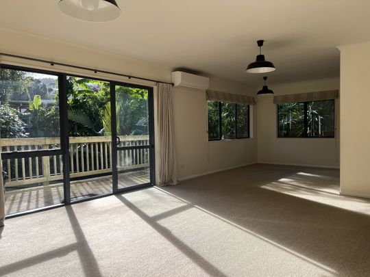 Beautifully Presented Large Modern Home! - Photo 1