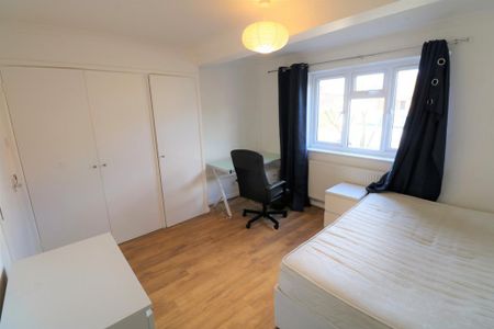 4 bedroom detached house to rent - Photo 4