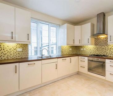 Excellent size 3 bedroom lateral flat, in a highly regarded develop... - Photo 3